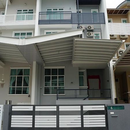 Shamrock Boutique Villa - Stay For 12 Person Batu Ferringhi Exterior foto